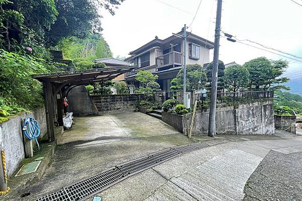道路フラットな駐車場で車の出し入れも楽々