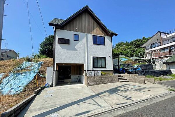 雨風から車を守るガレージ付きです