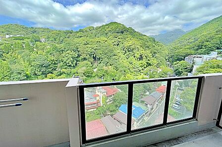 山並みの景色を見ながら自分時間をお過ごしいただけます