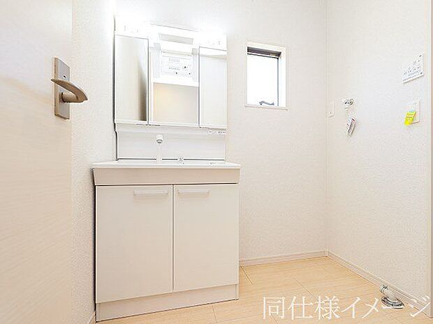 ＼同仕様写真／収納たっぷりのキャビネットは、使いやすく清潔感のある洗面室に！