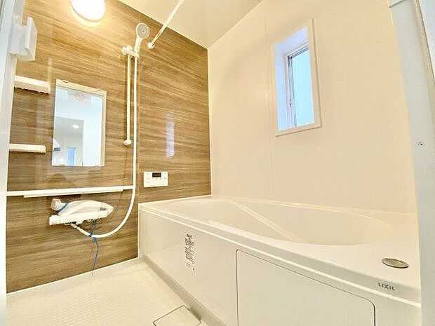 1坪以上の広々とした浴室には隠れた嬉しい設備がたっぷりついております。お掃除が楽にできたり、節水効果があったりと、バスタイムを快適にお過ごし頂けます！