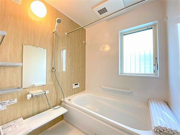 浴室には隠れた節水機能が充実！シャワーにはたくさんの空気を含んだ大粒の水は節水効果大！浴槽内にはステップがあり、出入り時の負担も軽減するスリムな形を採用