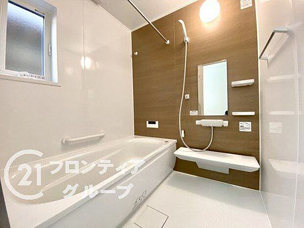 浴室には隠れた節水機能が充実！シャワーにはたくさんの空気を含んだ大粒の水は節水効果大！浴槽内にはステップがあり、出入り時の負担も軽減するスリムな形を採用