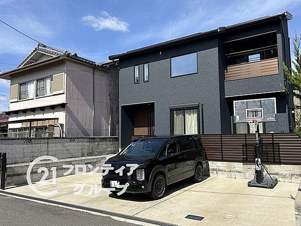 静かな住宅街にたたずむ重厚感あるお家。落ち着いた色合いが素敵ですね。