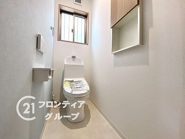 ＼同仕様写真／ホワイトを基調にした、すがすがしいまでにシンプルなトイレです。