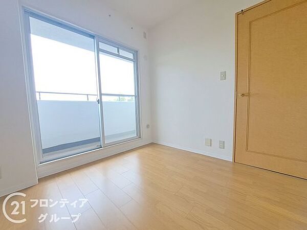 快適な寝室は、静かで落ち着いた雰囲気があり、毎日の疲れを癒す贅沢な時間を提供し、質の良い睡眠を促します！