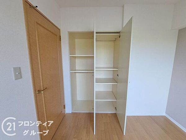 毎日の片付けがスムーズになる、使いやすい収納です。収納スペースが豊富にあるため、日常の物を効率よく整理整頓できます。