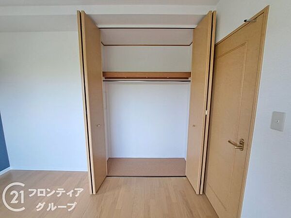 整理整頓が楽しくなる、機能的な収納スペースです。使いやすさを考慮した設計で、日常の片付けがスムーズに行えます。