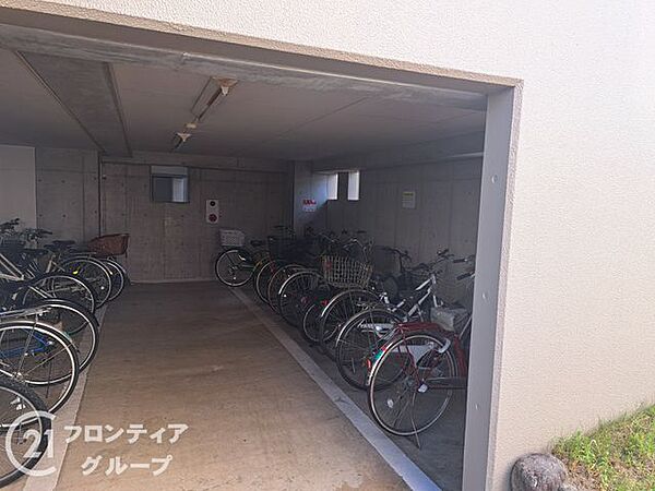 屋根付きの駐輪場は、雨風から自転車を守り、安心して利用できる便利で快適な設備です！
