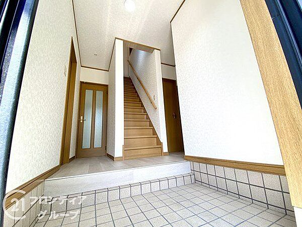 玄関から2階の居室へ続く階段がございます。収納スペースを確保しやすい広さなのが嬉しいですね！