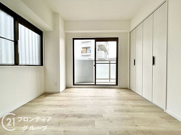 快適な寝室は、静かで落ち着いた雰囲気があり、毎日の疲れを癒す贅沢な時間を提供し、質の良い睡眠を促します！