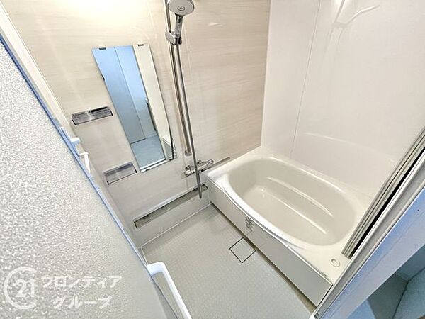 機能的で清潔なバスルームで、快適な生活を実現します。毎日の疲れを癒すリフレッシュタイムをお楽しみください
