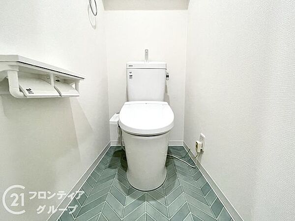 白を基調とした清潔感のある明るい空間。温水洗浄便座付きで、毎日快適・清潔に使用できます。