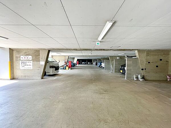 広々とした駐車場は、車の出し入れがスムーズで快適です。安心して利用できる環境が整っています