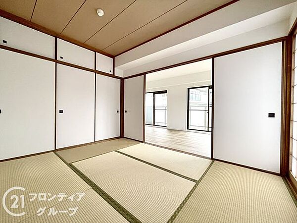 和の美しさを感じる和室で、心地よいひとときを過ごせます。畳の香りが心地よい和室で、リラックスした時間を楽しめ、伝統的な和室で落ち着いた雰囲気を満喫できます