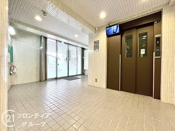 明るい照明と洗練されたデザインが、上質な雰囲気を演出します。エレベーターもあり便利です