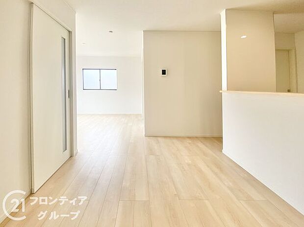 LDKには大きな窓からたくさんの光が入り、明るく、開放的な空間を演出してくれます。お友達が遊びに来た時も自慢のリビングになりますね！