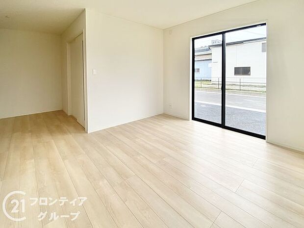 フローリングは、日常生活で床材の受ける様々な傷や、温度・湿度変化によるひび割れの発生を大幅に抑える特殊加工を施工済みです！