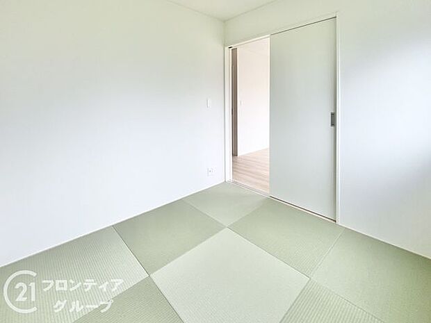 新しいい草香る畳スペースは、使い方色々！客室やお布団で寝るときにぴったりの空間ですね。