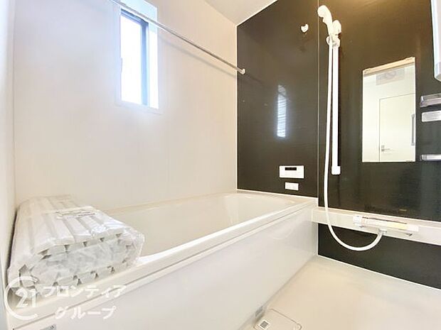 1坪以上の広々とした浴室には隠れた嬉しい設備がたっぷりついております。お掃除が楽にできたり、節水効果があったりと、バスタイムを快適にお過ごし頂けます！