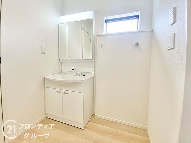 小窓付きの洗面室は、毎朝心地よい光を運んでくれるので、すがすがしい気持ちで1日をスタートできます！