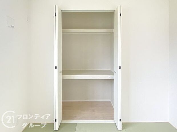 お布団も収納できる広々とした押入れは、季節のものもたくさん収納しておける便利なスペースです！