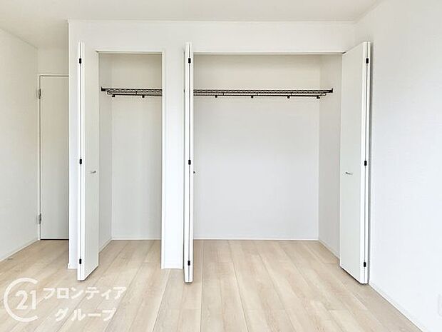 木目の美しさを際立たせるシンプルデザインのワイドクローゼットはたっぷり収納ができます！