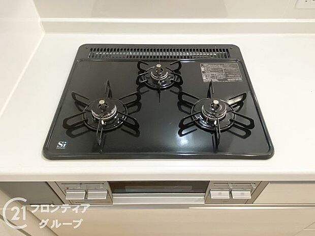 使い勝手のよい三つ口コンロです。ビルトインコンロで吹きこぼれのお掃除もらくらく