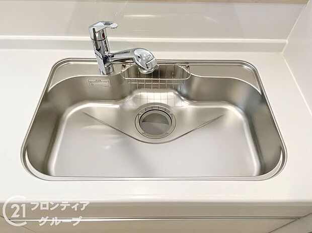 蛇口の先端に浄水器を内蔵。場所をとらない浄水器です。