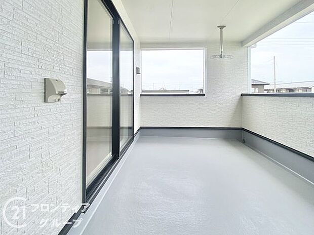 日当たりの良いバルコニーは、お洗濯が多いときも安心。たくさん干してもカラっと乾きそうです！