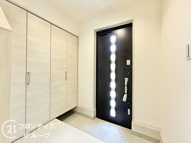 玄関は防犯性の優れたダブルロックドアです!