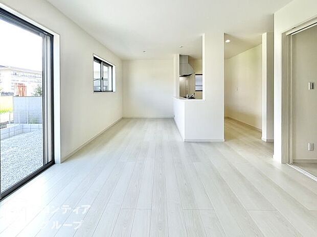 リビングのフローリング材には、木目や色調など木材特有の風合いがあり、ナチュラルな美しさで、日々の生活に温もりを与えてくれます。