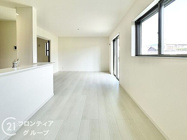 LDKには大きな窓からたくさんの光が入り、明るく、開放的な空間を演出してくれます。お友達が遊びに来た時も自慢のリビングになりますね!