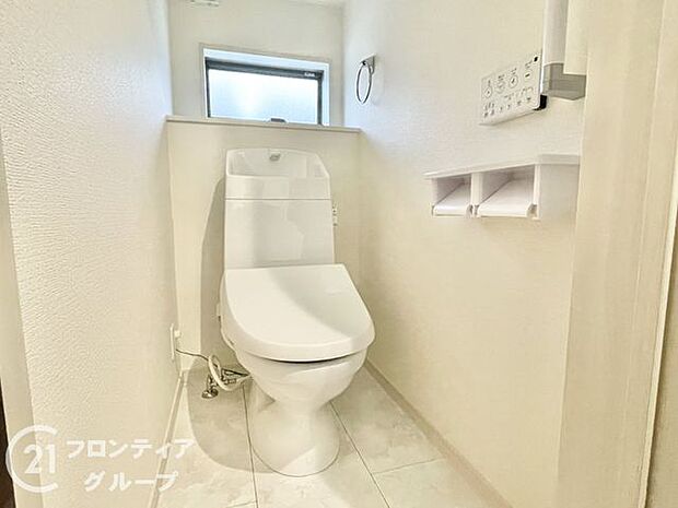 便器にふちがなく、汚れが隠れて見えない部分が極端に少なくなっており、お手入れも楽々!スピーディでパワフルな洗浄力を実現しています!