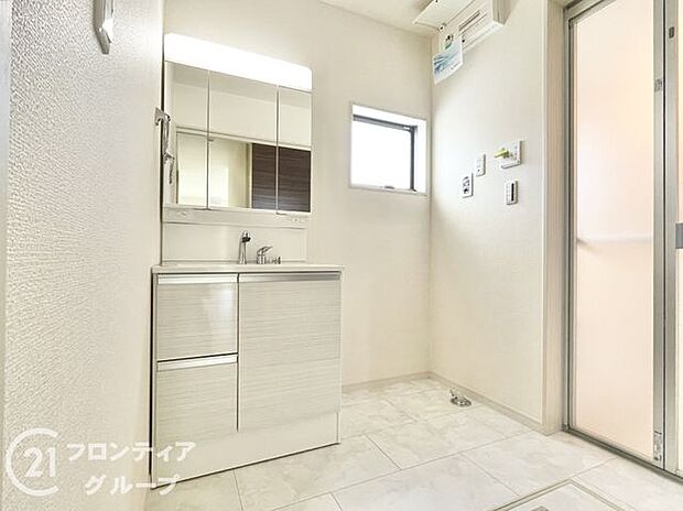 曇り止めヒーター付きのミラーキャビネットを採用しております。ミラーの内側がすべて収納スペースになっているので、スタイリング剤や歯ブラシなどの収納に便利ですね。