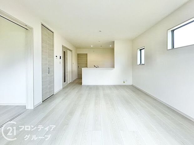 リビングのフローリング材には、木目や色調など木材特有の風合いがあり、ナチュラルな美しさで、日々の生活に温もりを与えてくれます。