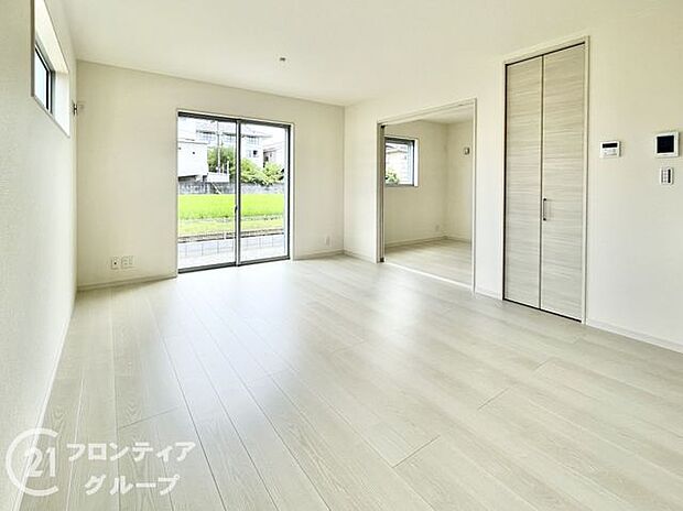 LDKには大きな窓からたくさんの光が入り、明るく、開放的な空間を演出してくれます。お友達が遊びに来た時も自慢のリビングになりますね！