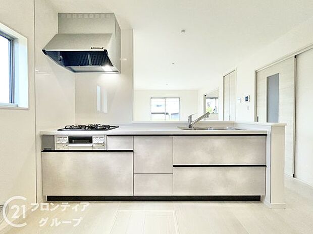 お手入れが楽に行える換気扇やステンレスワークトップは毎日お料理する奥様の味方！