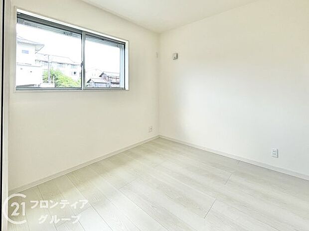 寝室や子供部屋など用途多彩な明るい洋室！