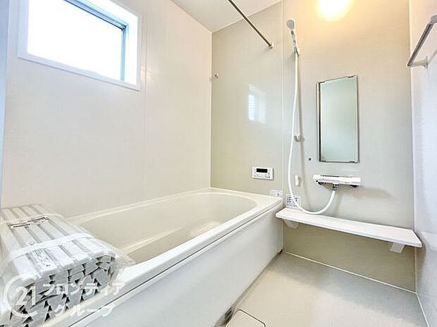 浴槽は環境にやさしい節水タイプを採用。浴槽内ステップで半身浴や親子入浴も楽しめるので、毎日のバスタイムをエコで素敵に演出してくれる小窓付きの浴室です