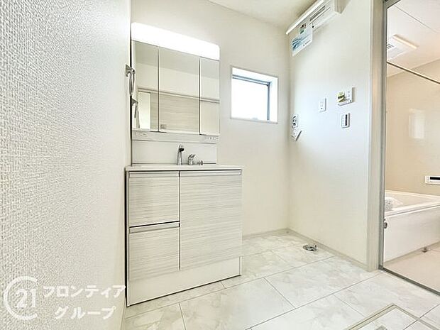 曇り止めヒーター付きのミラーキャビネットを採用しております。ミラーの内側がすべて収納スペースになっているので、スタイリング剤や歯ブラシなどの収納に便利ですね。