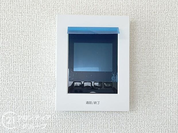 ハンズフリー機能を備えたカラーモニターインターホンを採用！お料理中などで手が塞がっていても便利に応答可能です！夜間の映像確認機能もついていて、安心ですね！