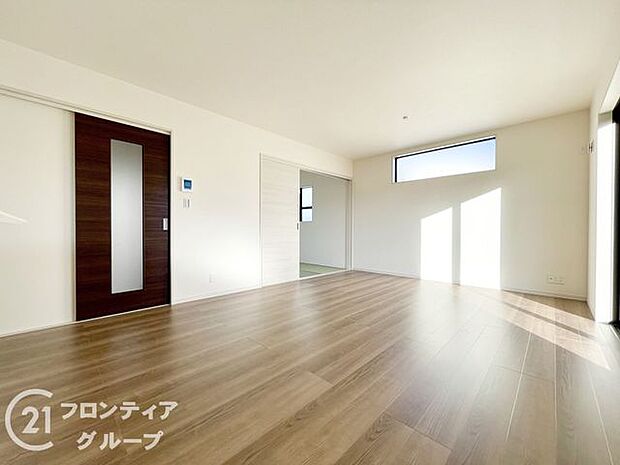 LDKには大きな窓からたくさんの光が入り、明るく、開放的な空間を演出してくれます。お友達が遊びに来た時も自慢のリビングになりますね！