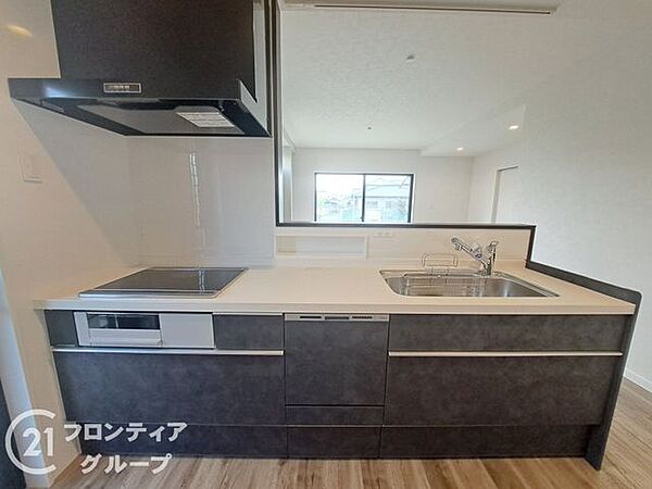 家族との会話が楽しめる対面型キッチンは、使い勝手とデザイン性を兼ね備えた設計。調理中も目が届く安心感があり、子育て世帯にもぴったり。収納スペースも豊富で、いつでもすっきり保てます。