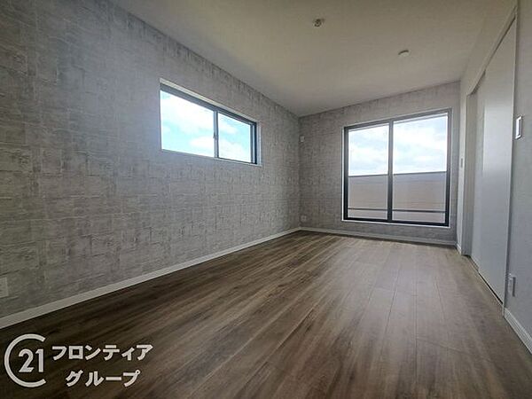 心地よい広さと穏やかな雰囲気が特徴の寝室。プライベートな時間を大切にできる設計で、ベッドや収納のレイアウトも自由自在。光と風を取り込み、季節を通して快適な睡眠環境を提供します。