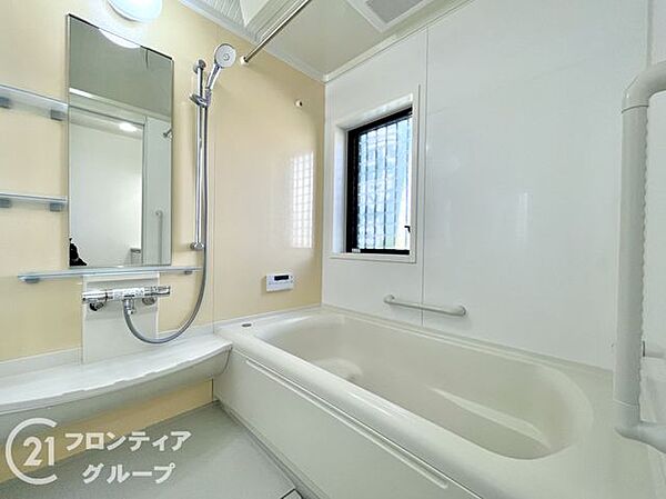 ゆったりと脚を延ばして、1日の疲れを癒せます。窓があるのでこまめに換気ができ、清潔感を保てます。落ち着いた色合いは、心を穏やかにし、リラックスタイムをより豊かにします。