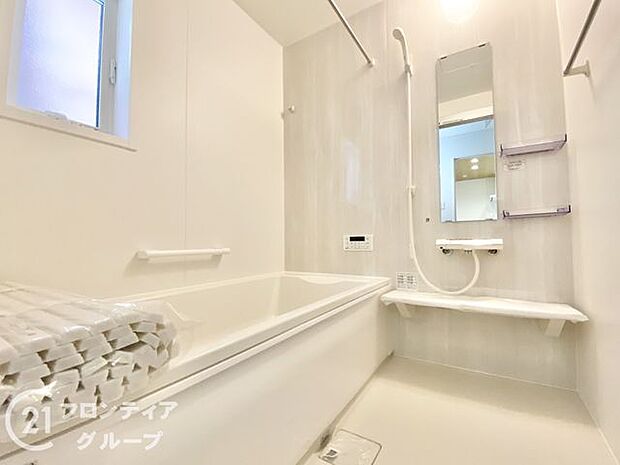 浴室には隠れた節水機能が充実!シャワーにはたくさんの空気を含んだ大粒の水は節水効果大!浴槽内にはステップがあり、出入り時の負担も軽減するスリムな形を採用