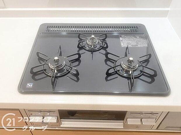 三口コンロで同時に複数の調理が可能です