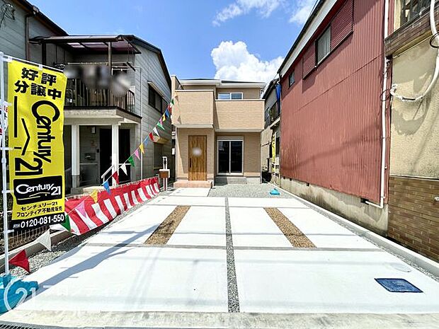 駐車スペースが広く、来客時にも安心して駐車できます