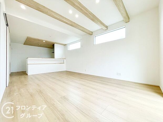 リビングは、広々とした空間で、家族や友人との時間を楽しむのにぴったりです。快適な居住空間を提供します。